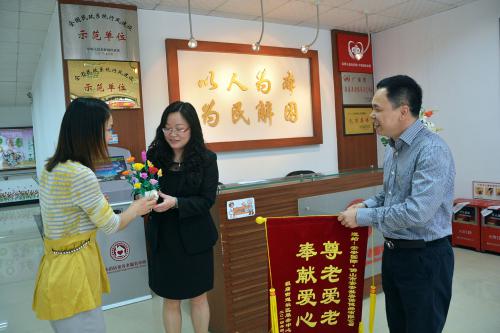 尊老愛老，奉獻(xiàn)愛心 ——佛山市安安美容保健品有限公司“敬老、愛老” 送產(chǎn)品活動(dòng)